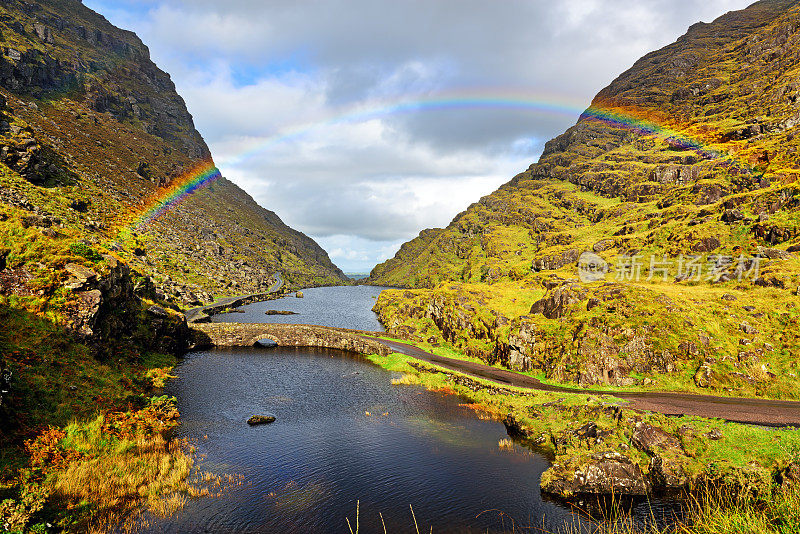 爱尔兰的桥和湖上的彩虹