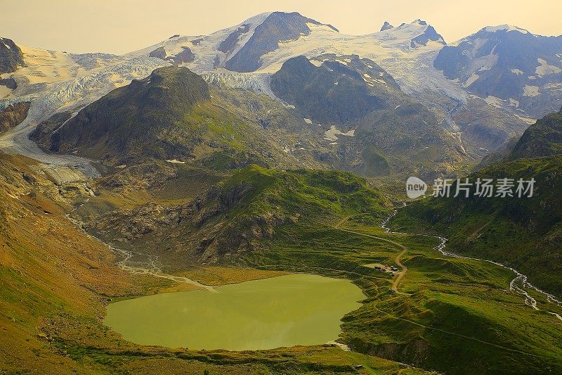 瑞士阿尔卑斯山景观，冰川湖，苏斯顿山口，雪山