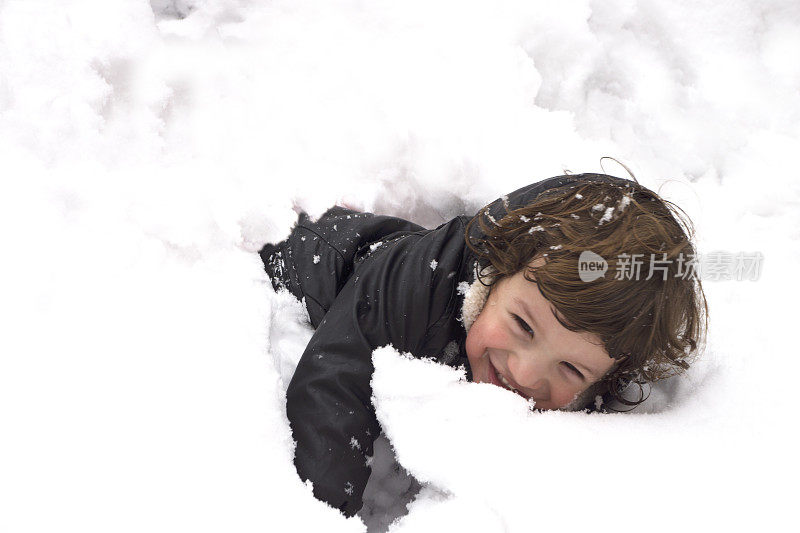 欢笑的宝宝在冬天的公园玩雪