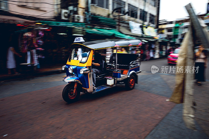 嘟嘟在曼谷考山路上的一个繁忙的车流中