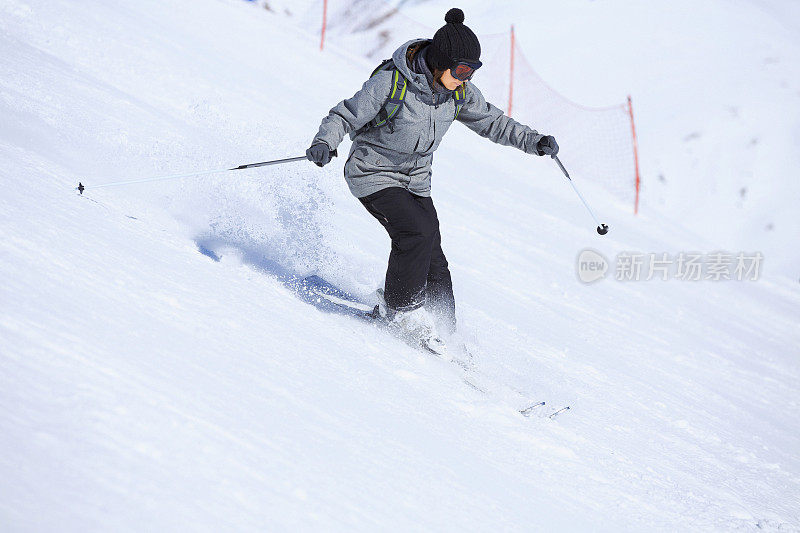 十几岁的女孩滑雪滑雪在阳光明媚的滑雪场滑雪