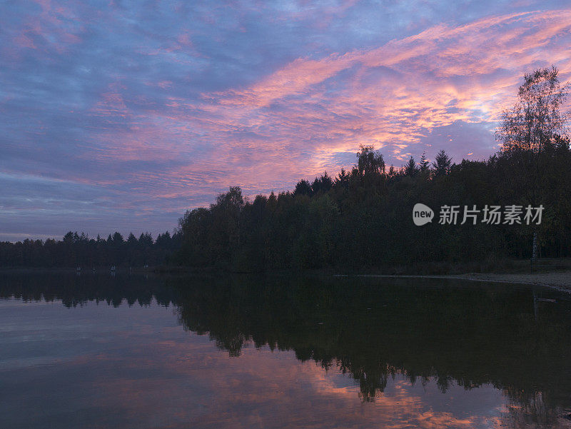 平静的湖面上五颜六色的日落