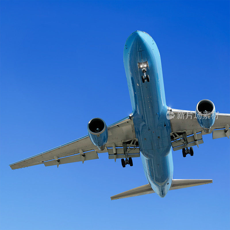 喷气式飞机在晴朗的蓝天降落