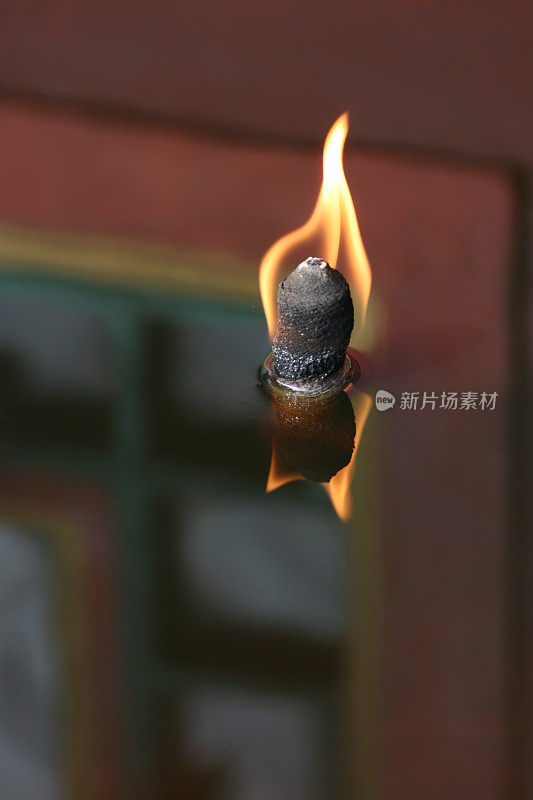佛教寺庙里的一盏藏式油灯