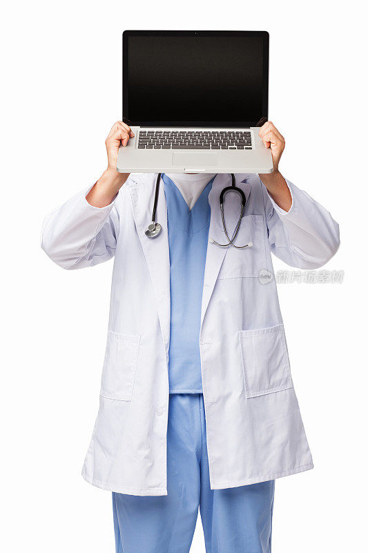 医生拿着笔记本电脑在脸前-孤立