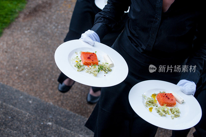 坐在户外吃东西的人的中间部分