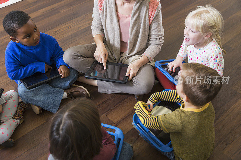学龄前儿童和教师在课堂上使用电子平板电脑