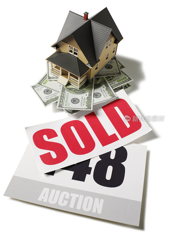 房子与100美元的纸币在拍卖中售出