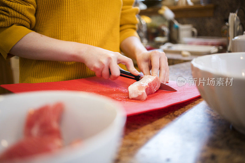 十几岁的孩子在厨房里切牛肉烤