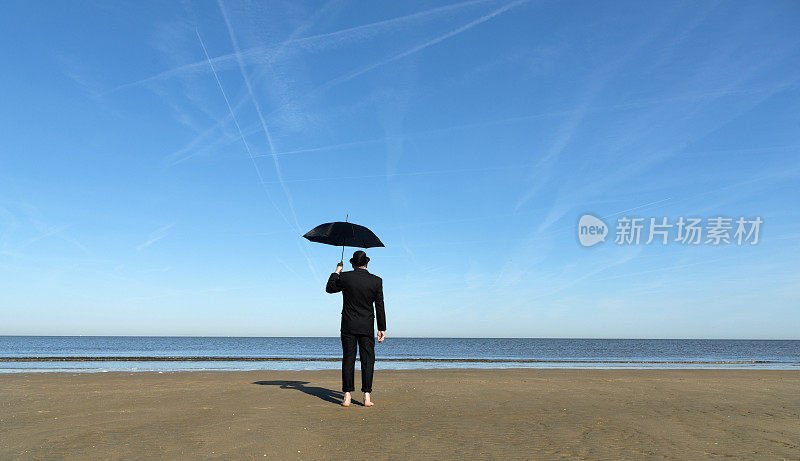 英国人站在海滩上，俯瞰大海