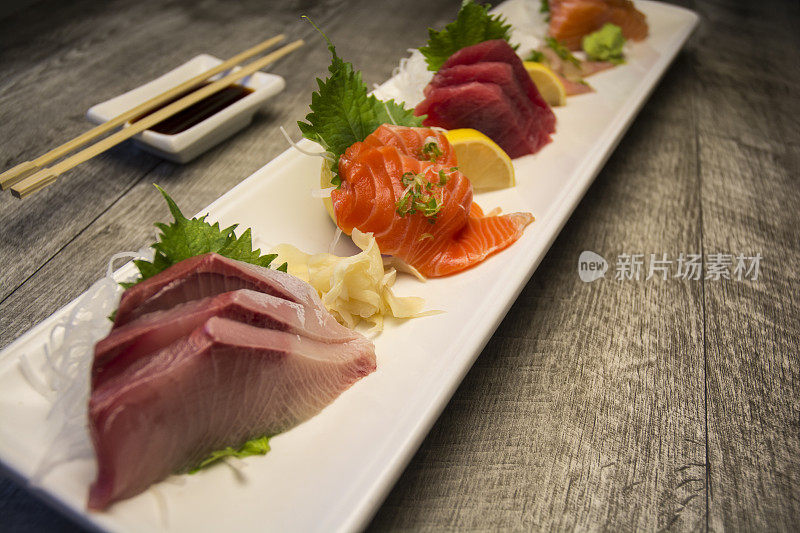 优雅的日本生鱼片美食盘