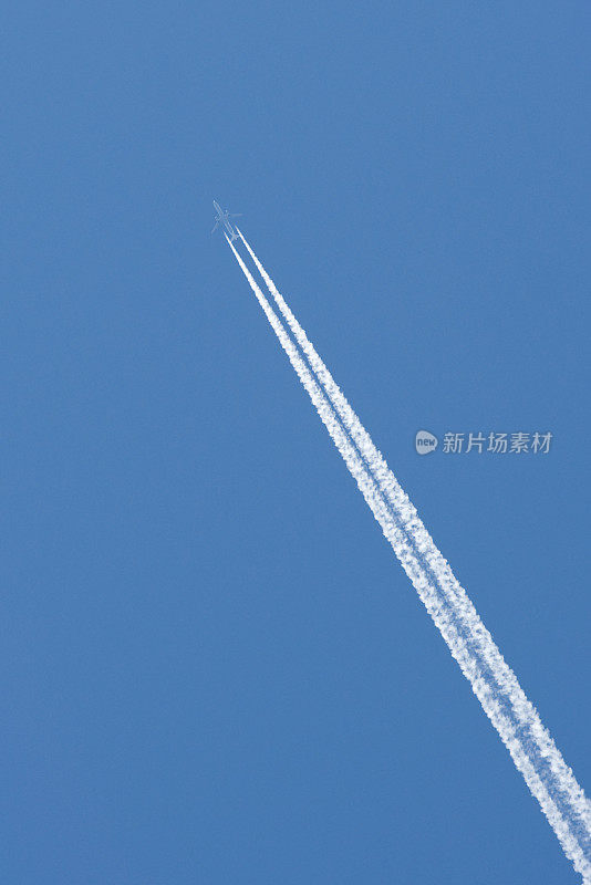 蓝色天空中有蒸汽痕迹的飞机