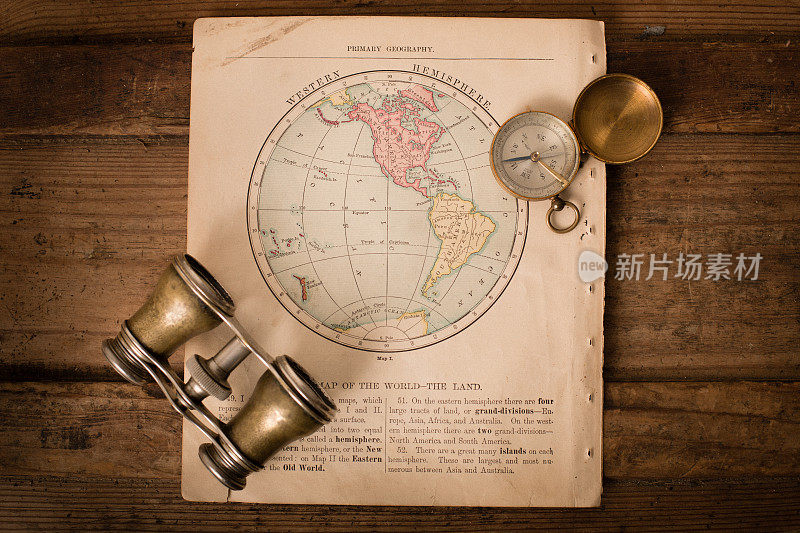 1870年的西半球古地图，双筒望远镜和指南针