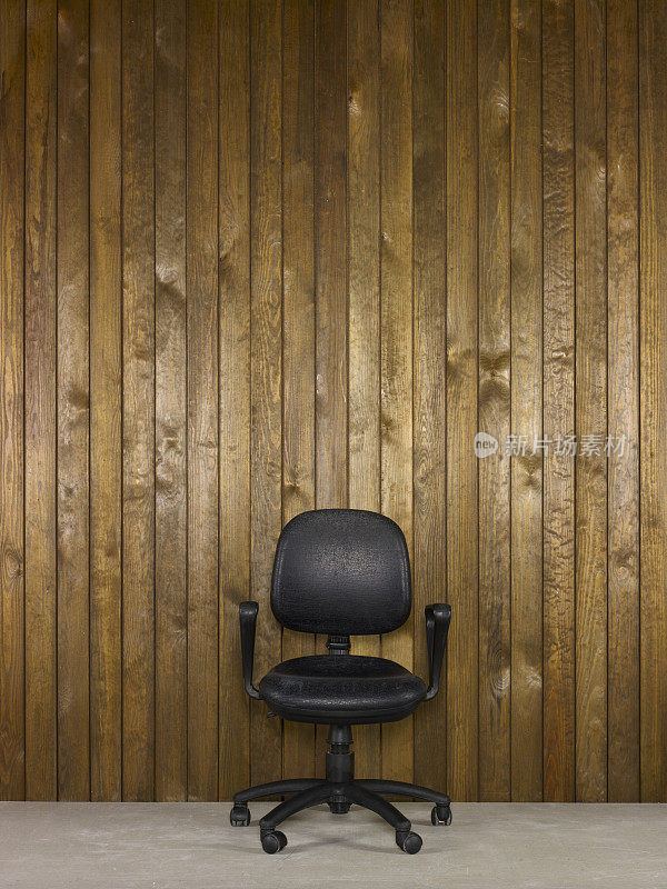 木质背景的办公椅