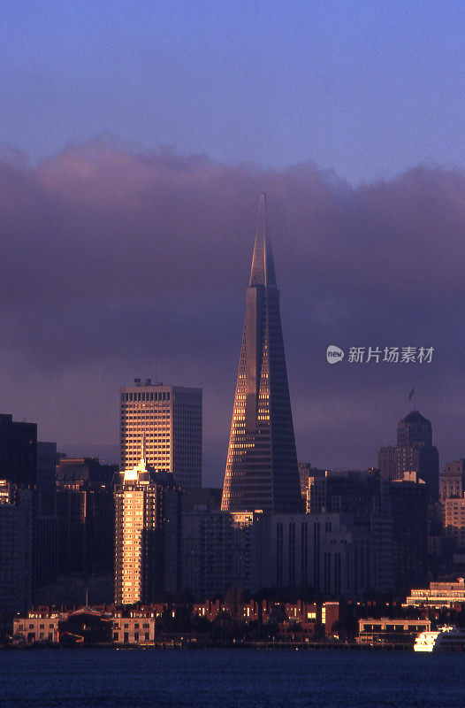 旧金山日出，摩天大楼云