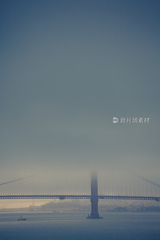 旧金山湾和迷雾中的金门大桥