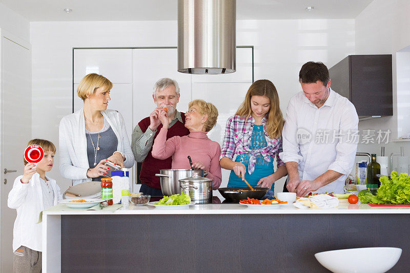 幸福二代家庭一起做菜