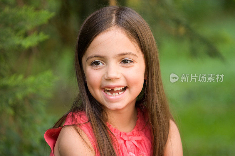 年轻女孩缺了一颗牙