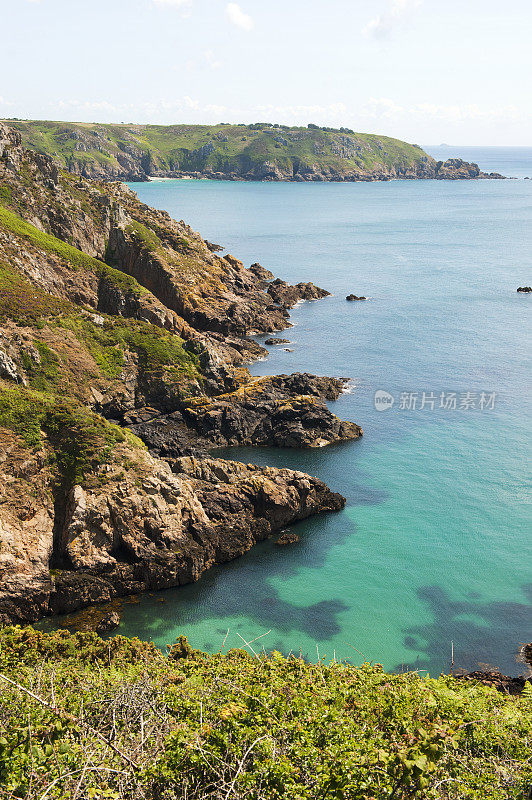 根西岛崎岖的海岸线