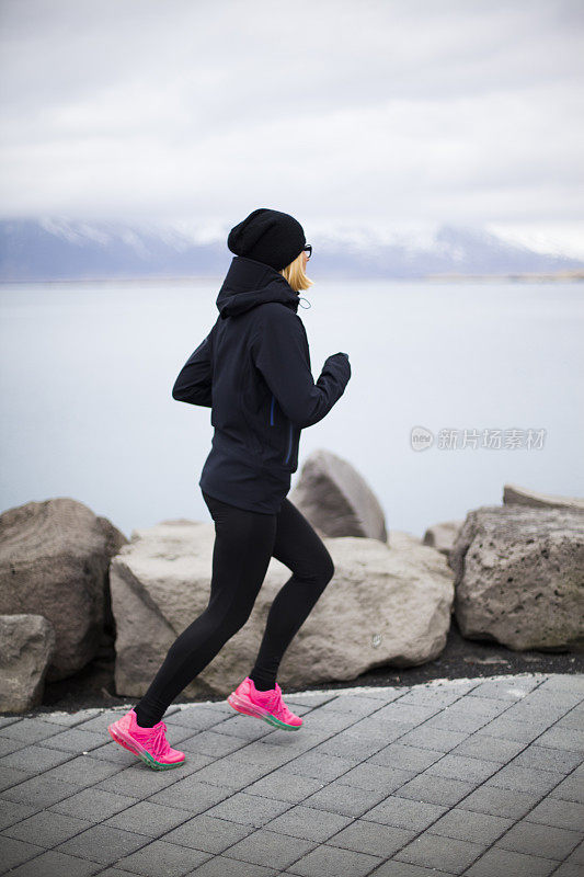 在冰岛奔跑的年轻女子运动员。