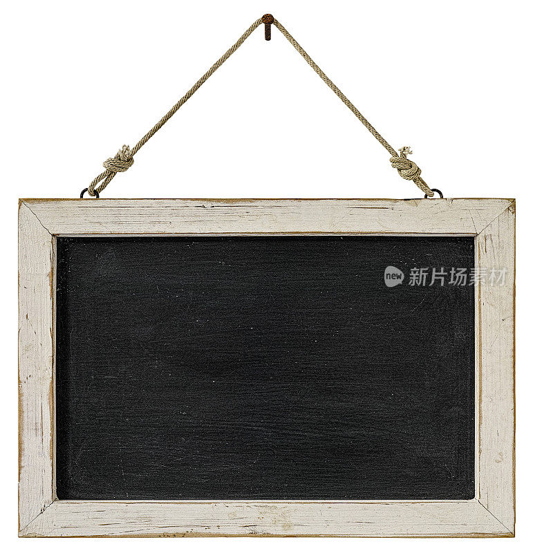 旧的风化磨损的天然木制白色框架黑板，用旧绳子挂在一个生锈的钉子上孤立白色，剪径包括。