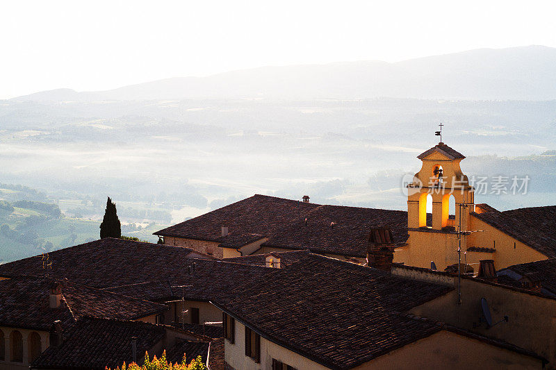 意大利翁布里亚的托迪:黎明时分的中世纪屋顶