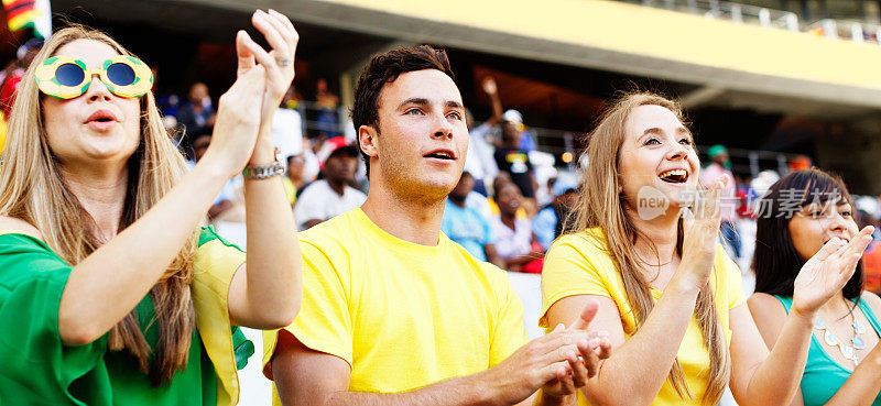 快乐的巴西球迷在比赛时鼓掌