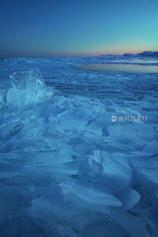 苏必利尔湖板冰上的日落