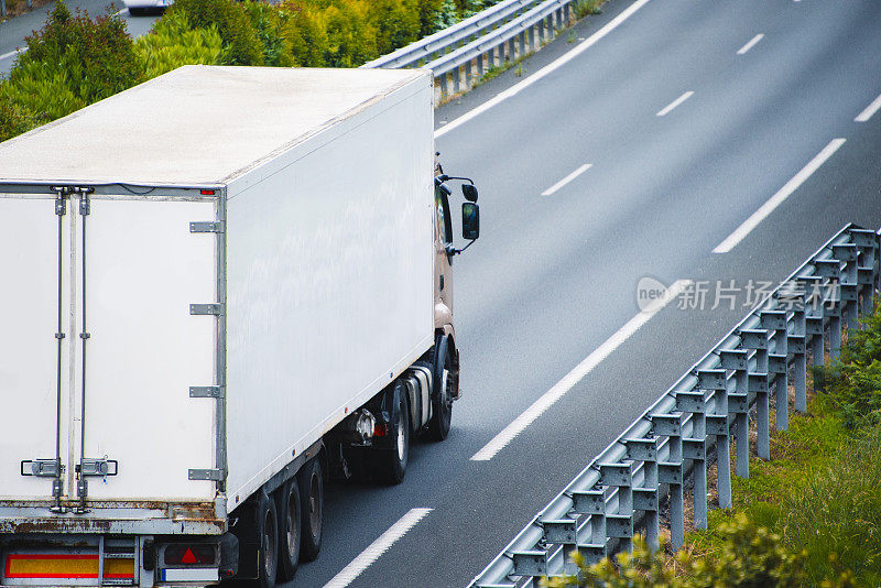 卡车在高速公路上