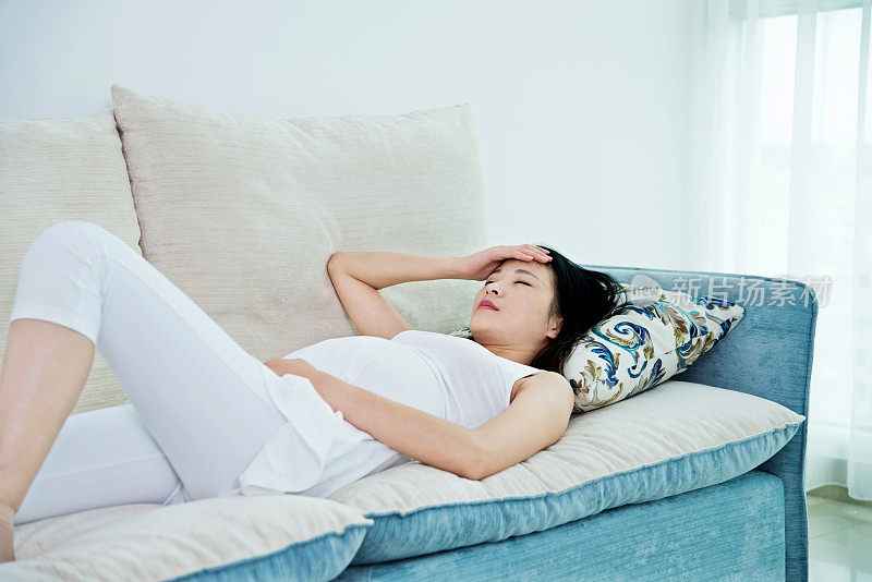 一个孕妇躺在沙发上