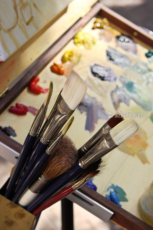 艺术家画笔和颜料调色板