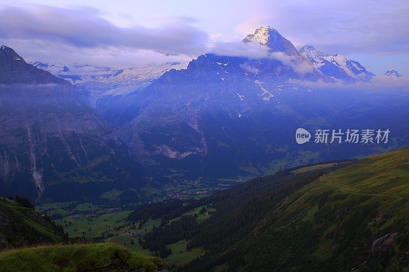 格林德沃田园诗般的山谷全景，艾格和蒙奇，瑞士阿尔卑斯山