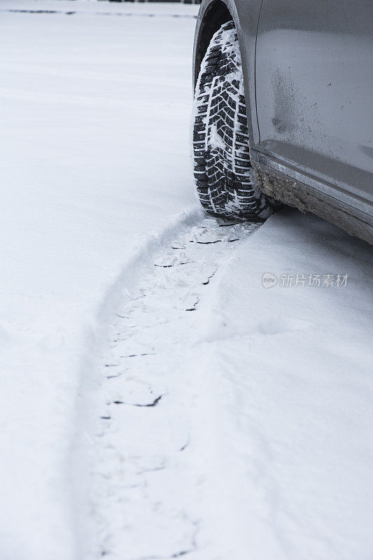 冬季轮胎，在雪地上有履带