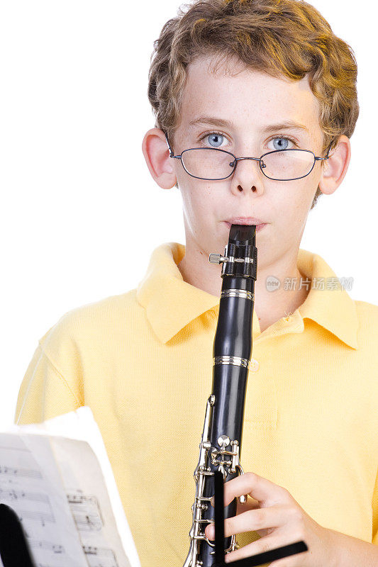 男孩练习单簧管