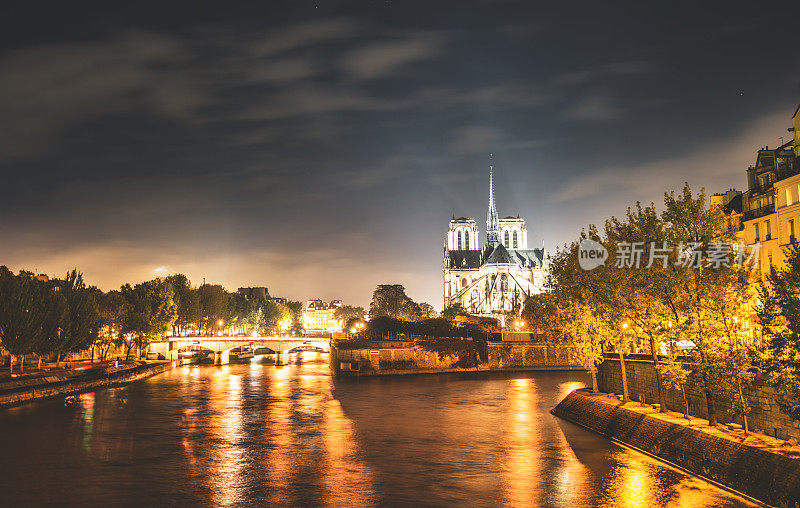 巴黎圣母院夜景