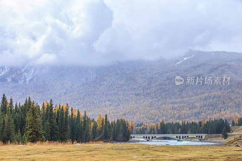 秋季景观喀纳斯湖地区，新疆，中国