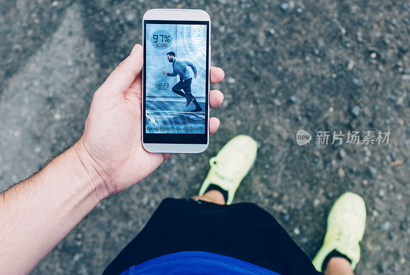 跑步者的观点，同时持有与健身应用程序的手机