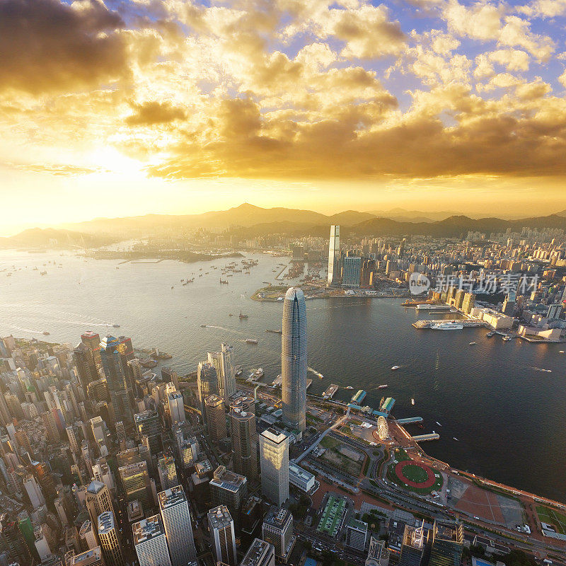 鸟瞰图香港城市，维多利亚港在日出
