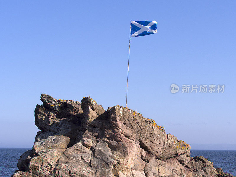 苏格兰Saltire在风中吹拂岩石露头