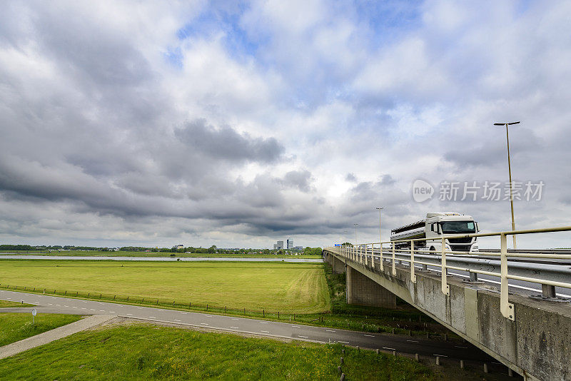 A28高速公路Zwolle附近的IJssel桥