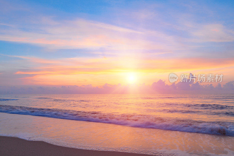 明亮的日出或日落在海滩上令人印象深刻
