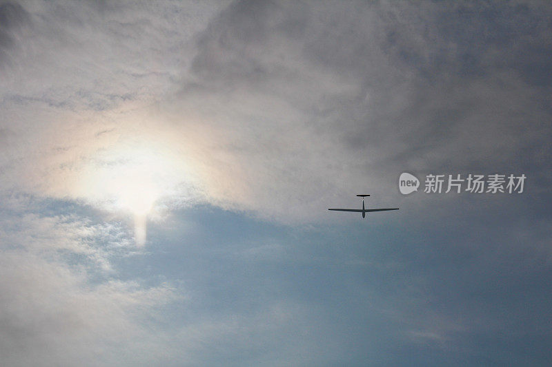 蓝天和太阳上的滑翔机