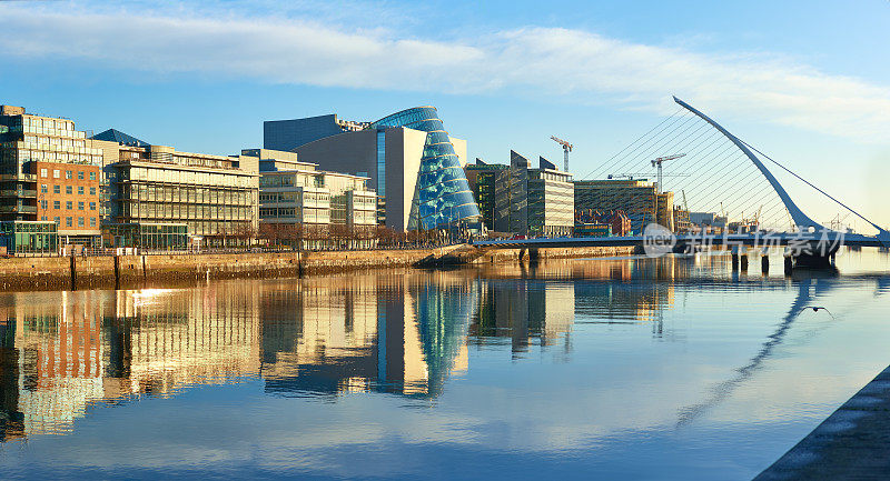 都柏林利菲河和竖琴桥上的现代建筑