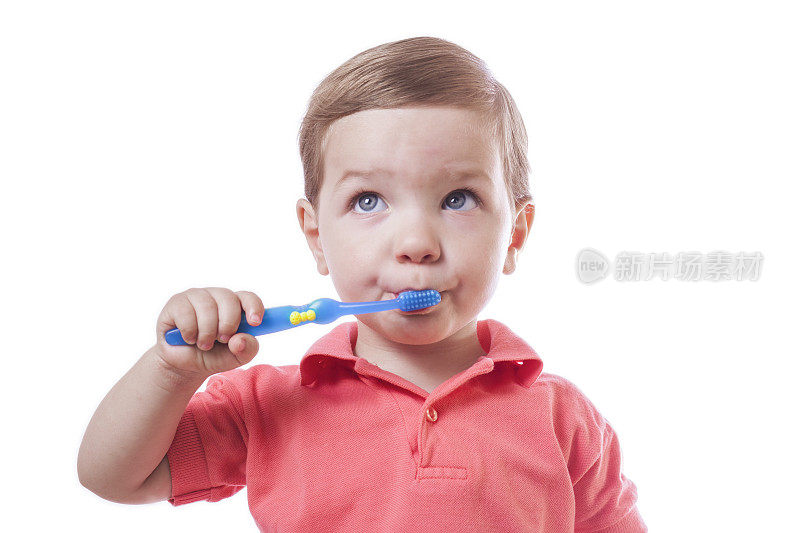 可爱的小男孩正在刷牙