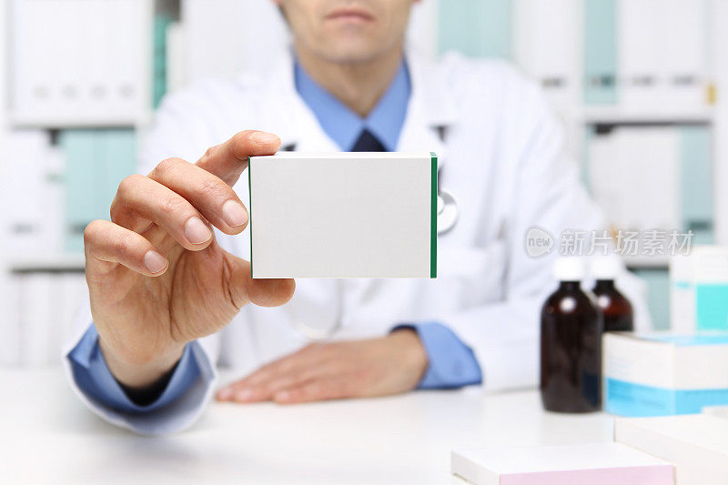 医生在办公台前展示药箱。保健、医疗和制药概念。