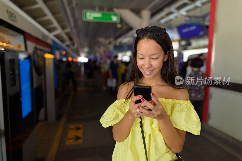 年轻美丽的多民族游客女子肖像在BTS空中火车站在泰国曼谷