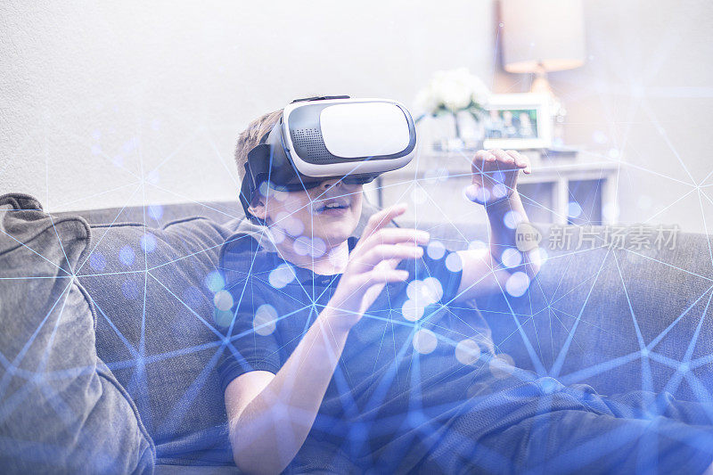 孩子使用VR虚拟现实耳机