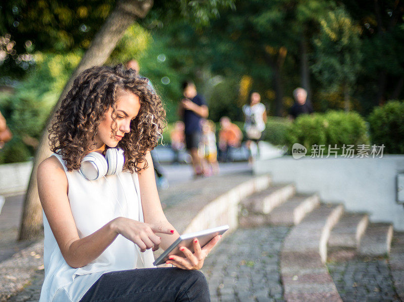 卷发女性用触摸板