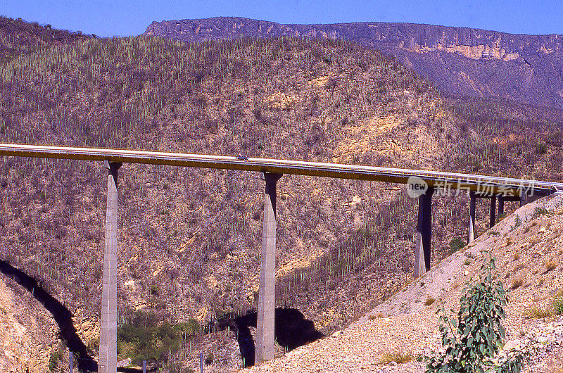 横跨普埃布拉和瓦哈卡之间的高速公路峡谷的高速公路大桥