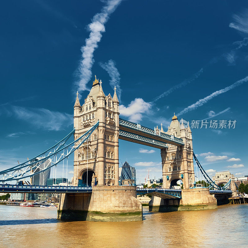 在一个阳光明媚的日子里，英国伦敦的塔桥